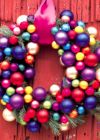 Coroa de bolas coloridas